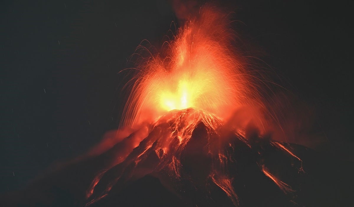 Volcán de Fuego entra en erupción en Guatemala el 10 de marzo de 2025
