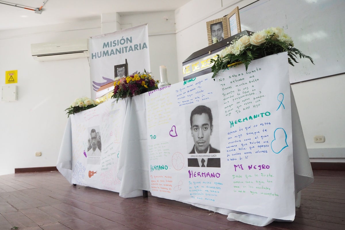 La JEP entrega cuerpos de padre e hijo a sus familiares desaparecidos hace 19 años.