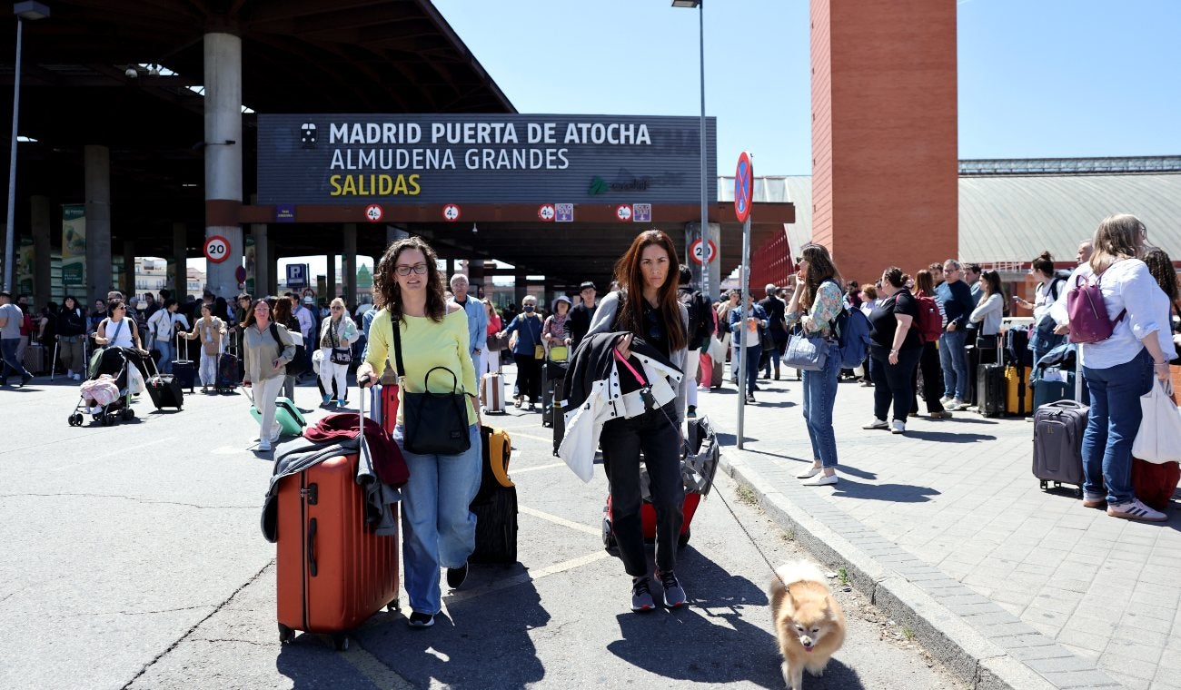 Las personas salen de la estación de tren de Atocha en Madrid tras su cierre debido a un apagón masivo que afecta a España el 28 de abril de 2025.