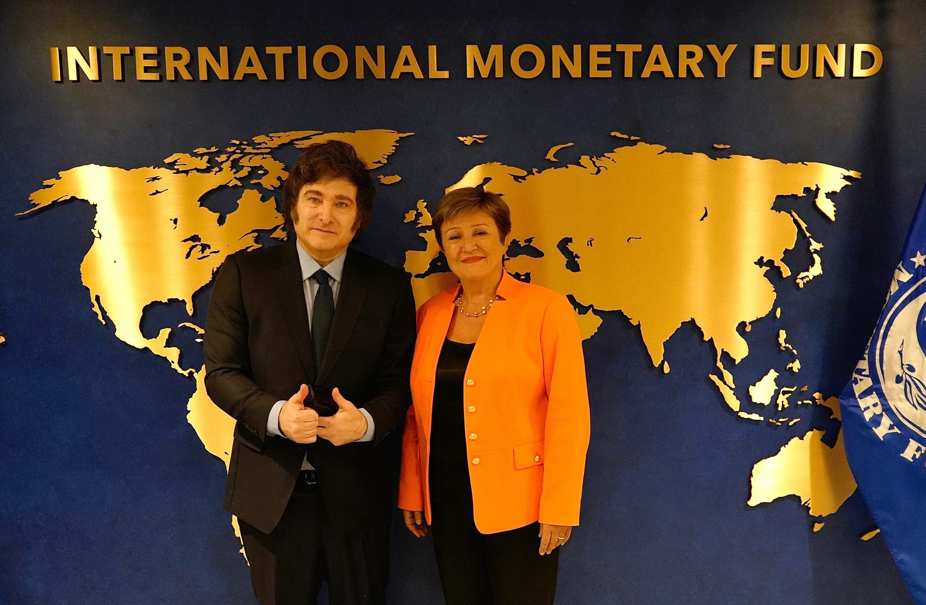 El presidente argentino Javier Milei posando con la directora gerente del Fondo Monetario Internacional (FMI), Kristalina Georgieva