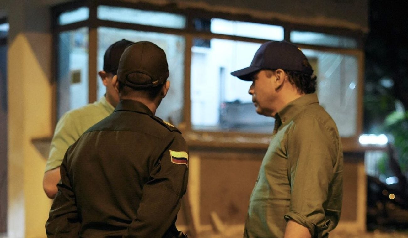 El alcalde Alejandro Eder supervisó la zona afectada tras la explosión en el CAI del barrio Jorge Eliecer Gaitán y reafirmó el compromiso de fortalecer la seguridad en Cali.