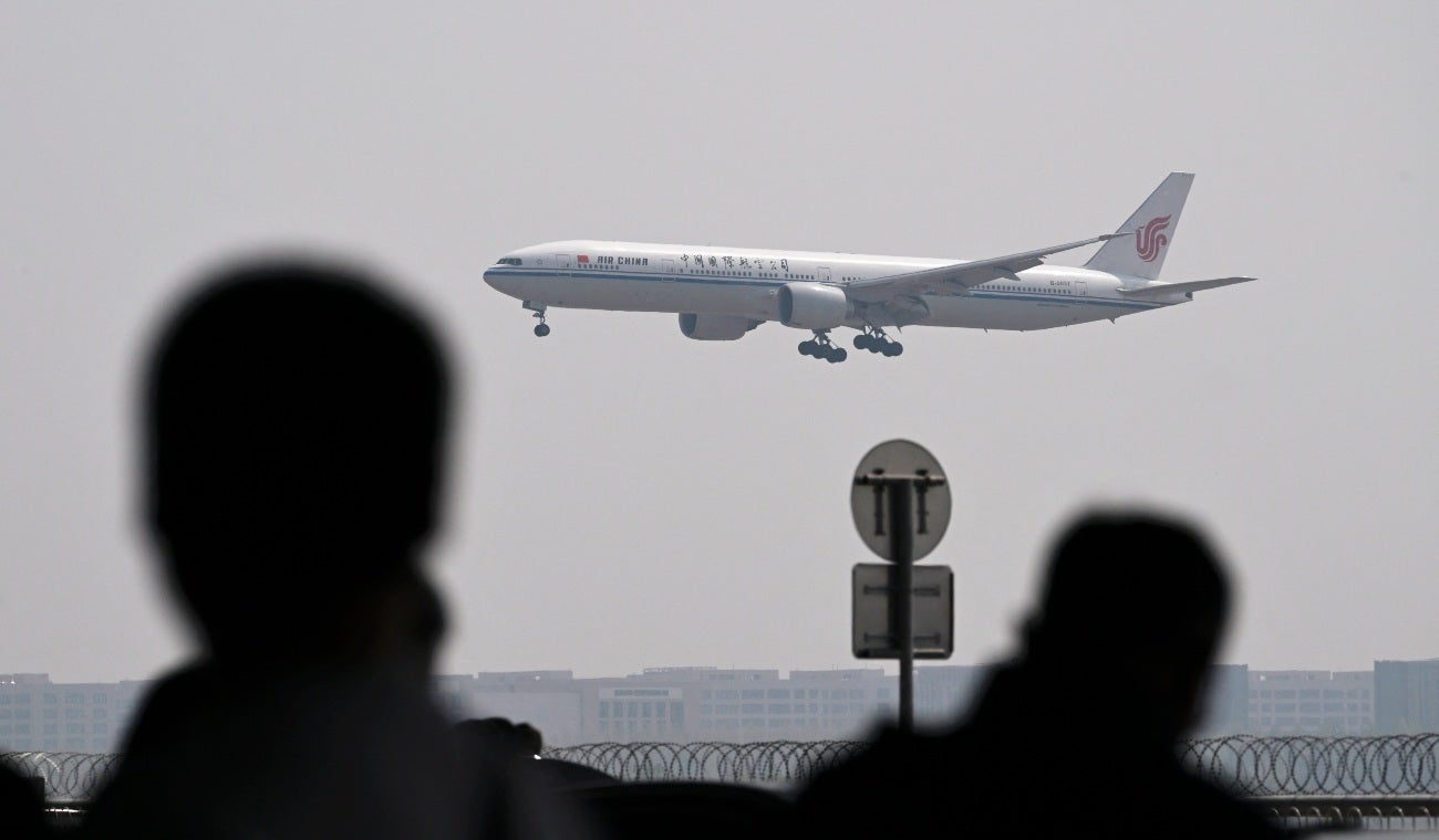 Un avión Boeing 777-300 de Air China aterriza en el Aeropuerto Internacional de Pekín el 10 de abril de 2025.