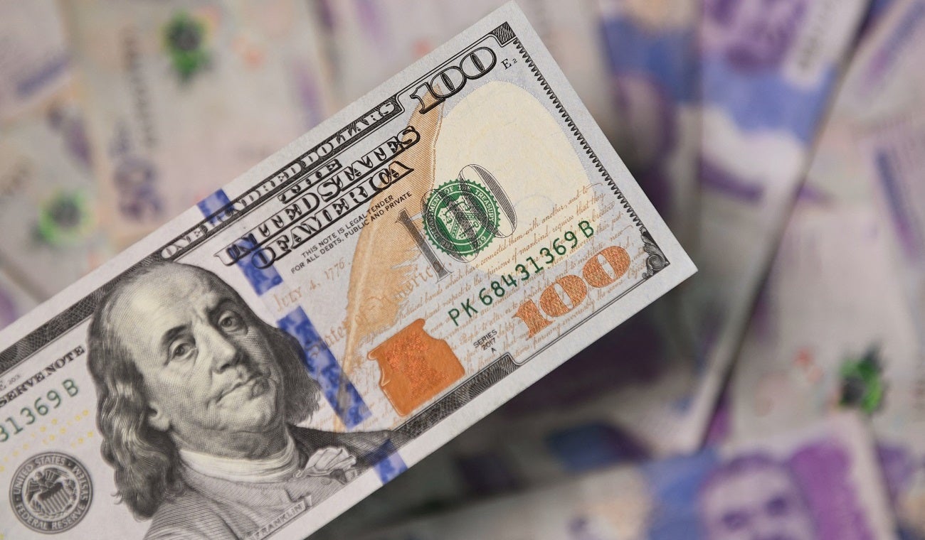 Dólar y pesos colombianos