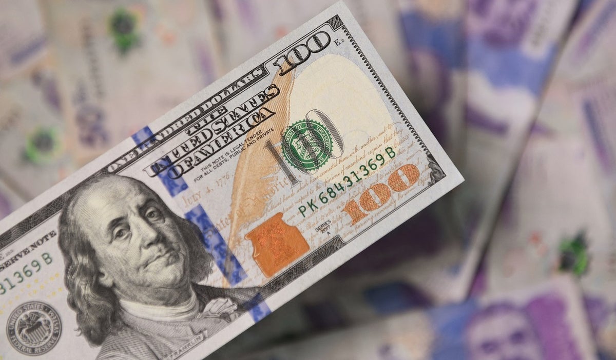 Dólar y pesos colombianos