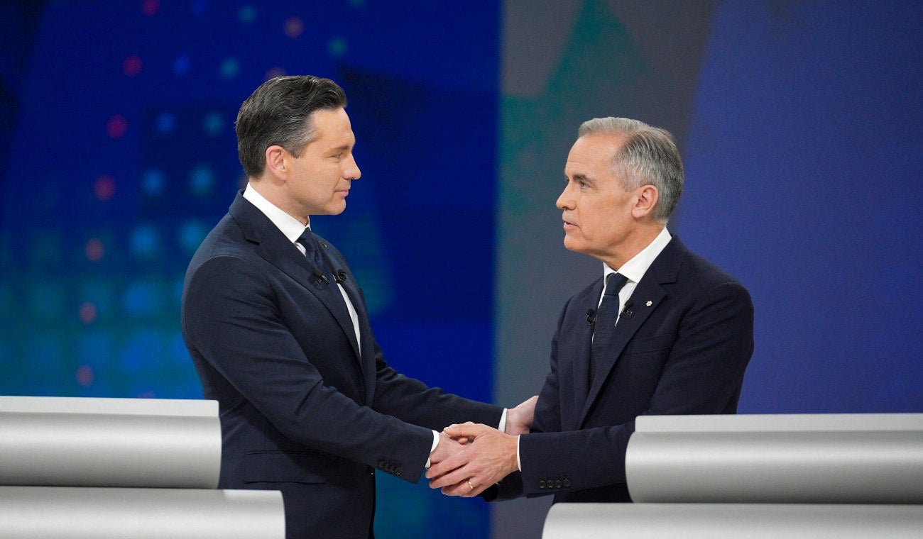 El líder conservador Pierre Poilievre (izquierda) y el primer ministro canadiense y jefe del Partido Liberal, Mark Carney, se dan la mano tras el debate federal de líderes en inglés,
