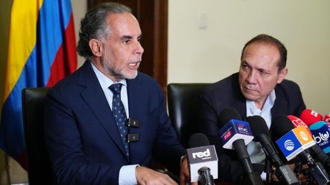 Ministro del Interior, Armando Benedetti y ministros de Trabajo, Antonio Sanguino.