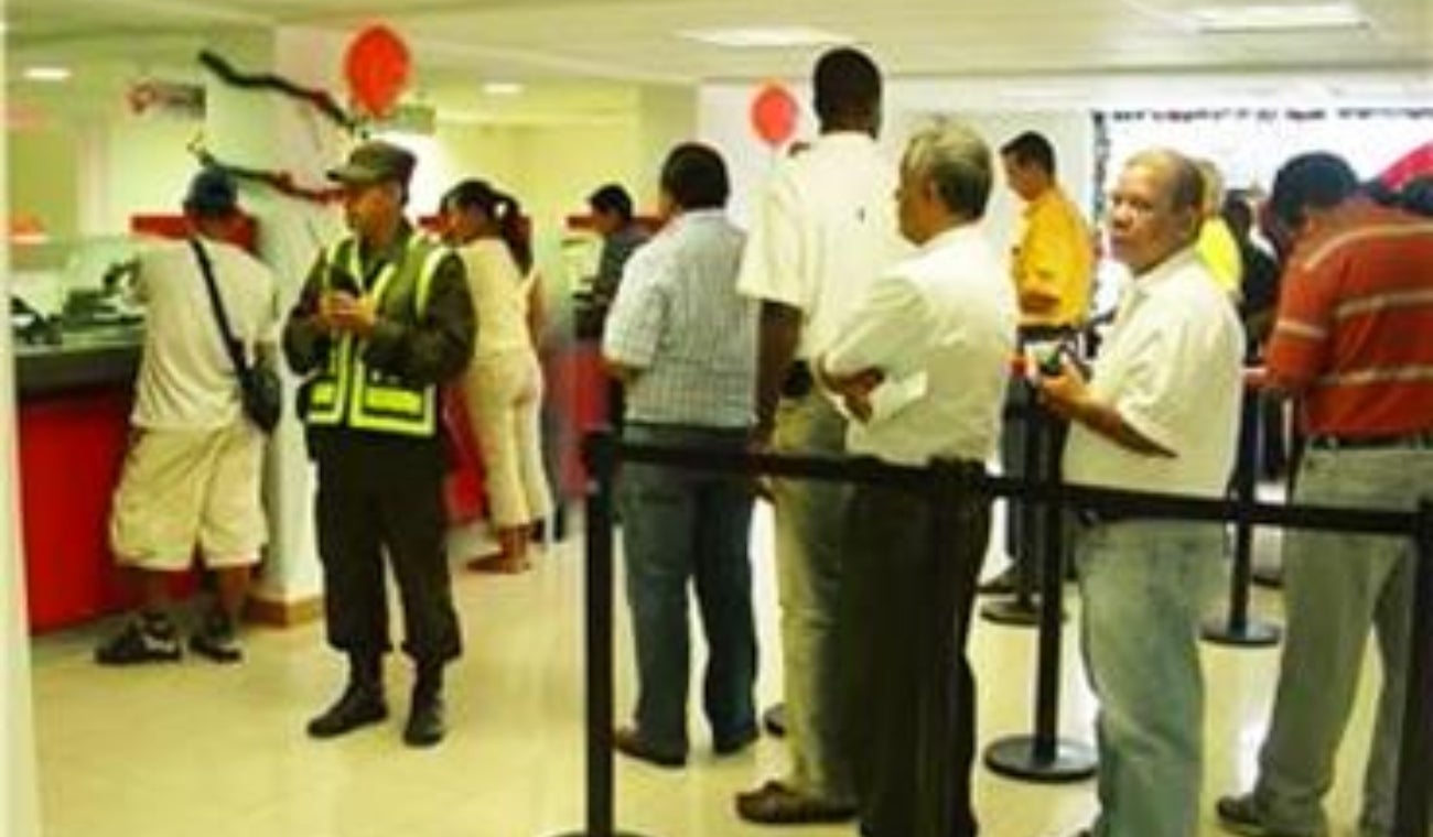 Fila en el banco