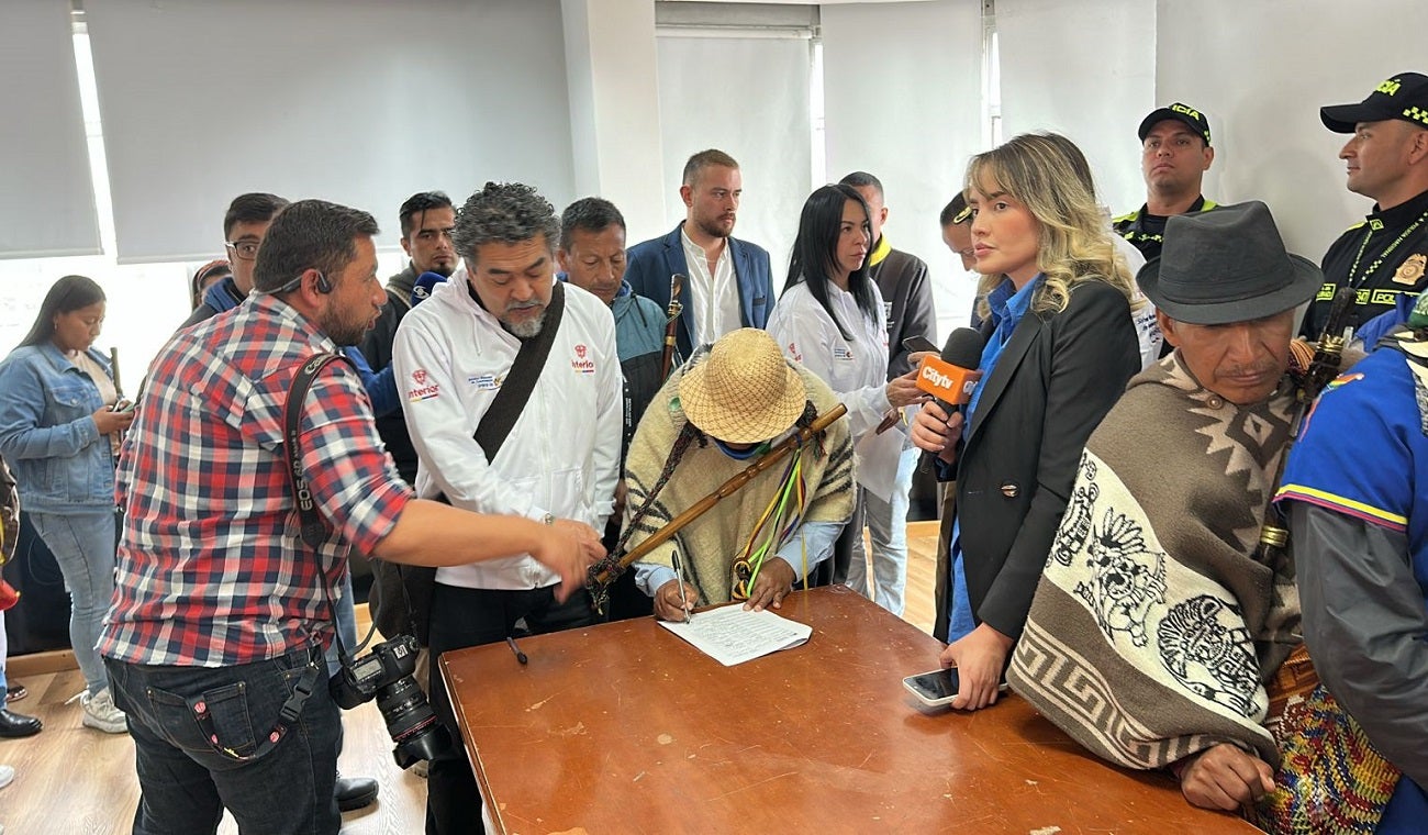 Gobierno e indígenas misak firman fin de protestas en Bogotá