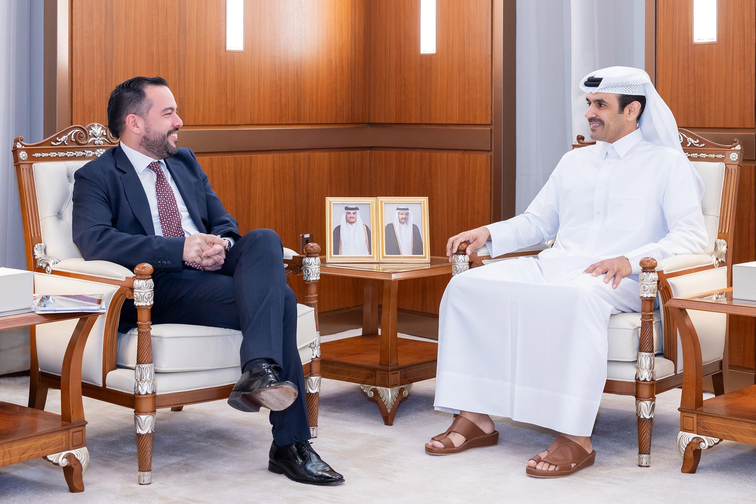 Ministro de Minas, Edwin Palma con el ministro de energía y CEO de Qatar Energy Saad bin Sherida Al Kaabi