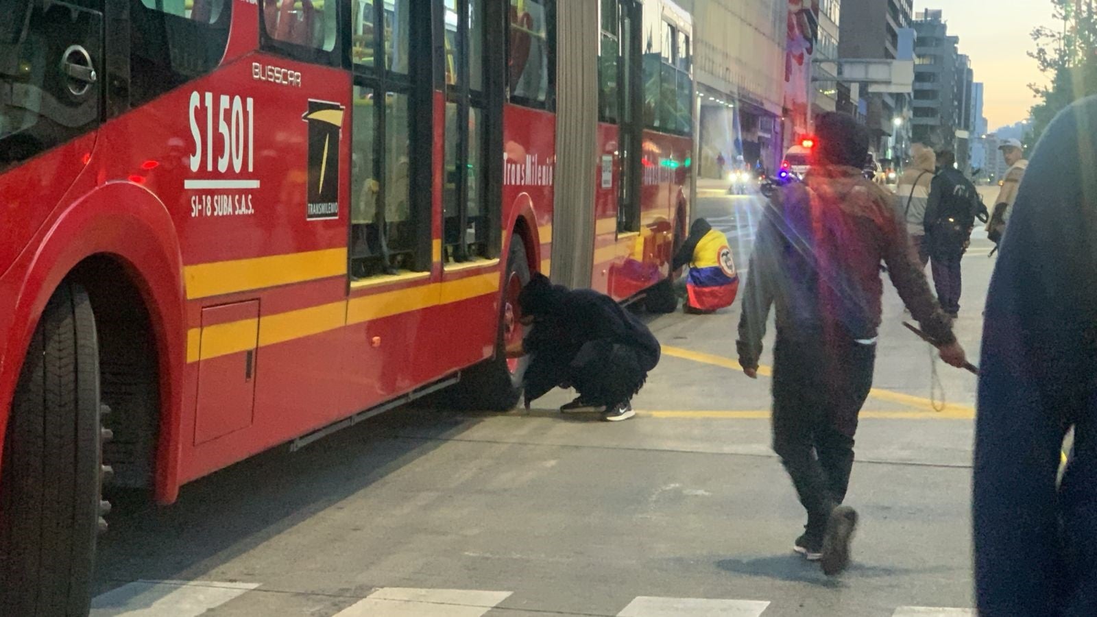 Indígenas vandalizan buses y bloquean centro de Bogotá el 3 de abril