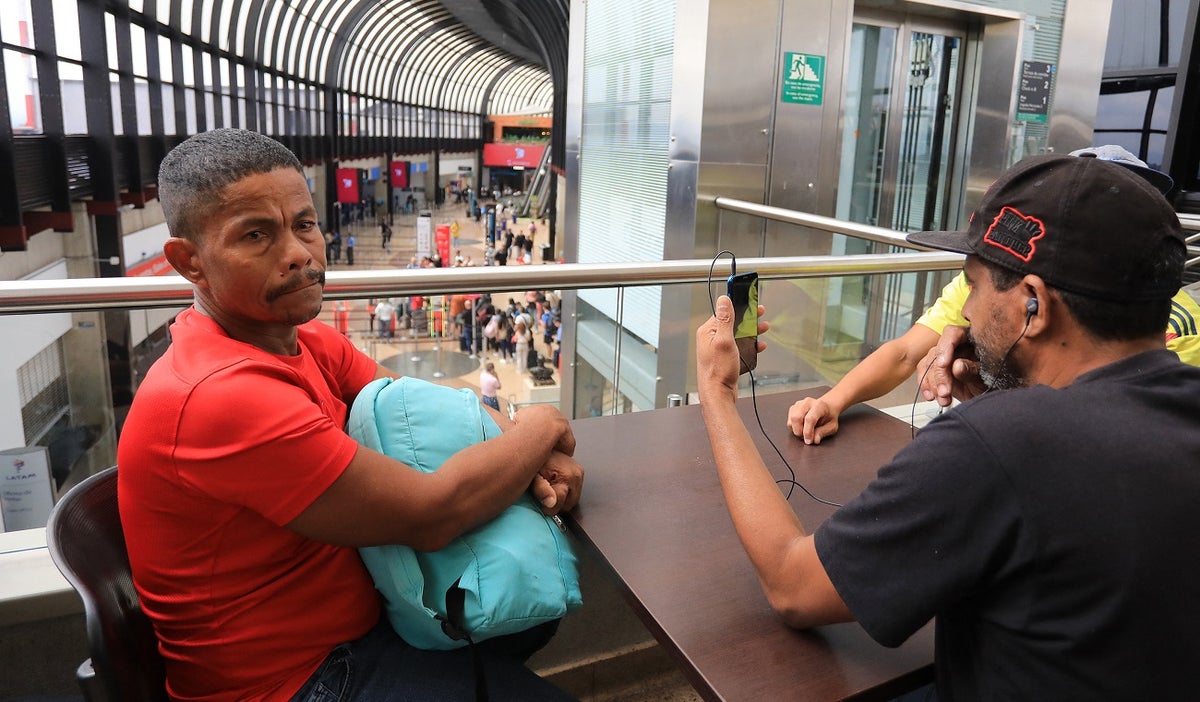 Llegada masiva de DEPORTADOS alerta a Medellín