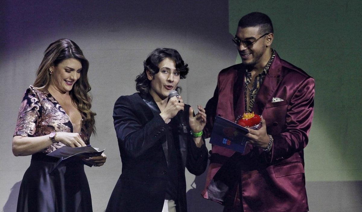 Manú se lleva el galardón a Mejor Canción Alternativa en los Premios Nuestra Tierra 2025 por 90-60-90
