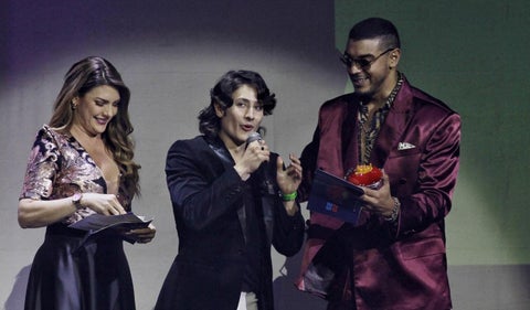 Manú se lleva el galardón a Mejor Canción Alternativa en los Premios Nuestra Tierra 2025 por 90-60-90