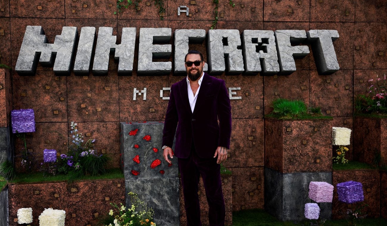 Jason Momoa protagoniza la exitosa adaptación de Minecraft, que arrasó en su estreno con 301 millones de dólares en taquilla.