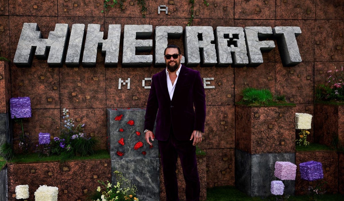 Jason Momoa protagoniza la exitosa adaptación de Minecraft, que arrasó en su estreno con 301 millones de dólares en taquilla.