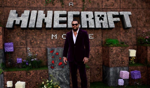 Jason Momoa protagoniza la exitosa adaptación de Minecraft, que arrasó en su estreno con 301 millones de dólares en taquilla.