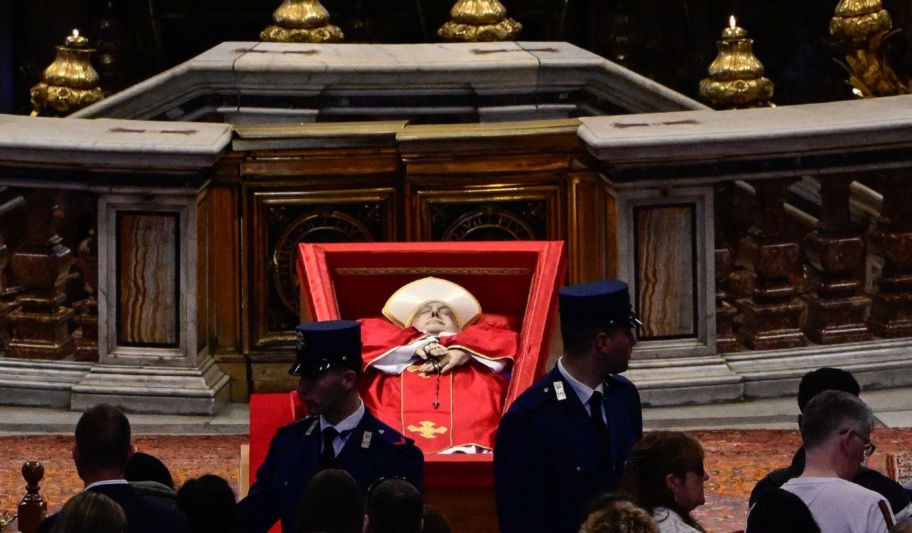Papa Francisco ataúd en cámara ardiente