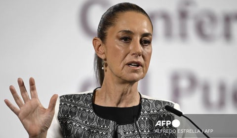 La presidenta de México, Claudia Sheinbaum, afirmó que en el país no están prohibidos los narcocorridos, pero invitó a reflexionar al respecto