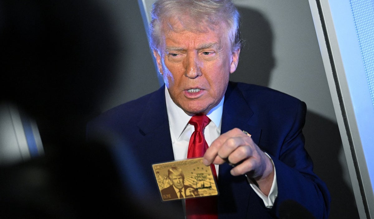 Trump mostró "visa dorada" para comprar residencia en EE.UU.