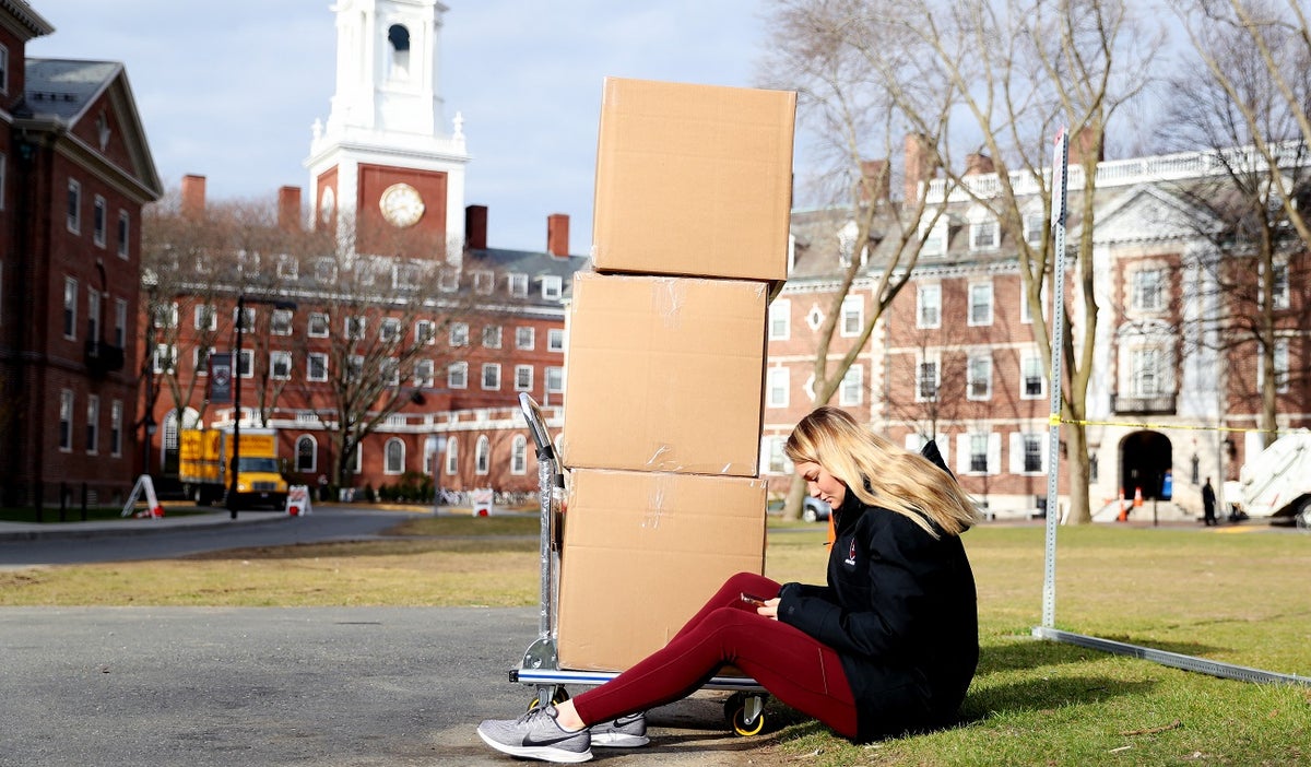 Trump revoca visas de estudiantes, incluyendo a Harvard
