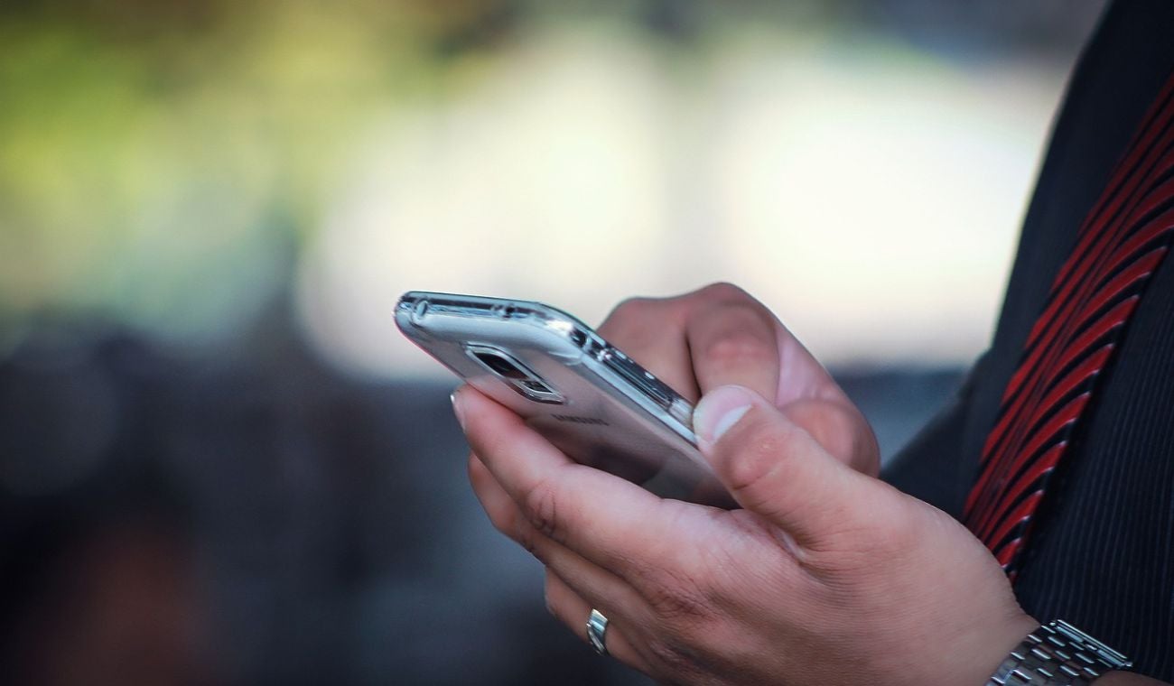 Experto advierte los riesgos de usar el celular el exceso