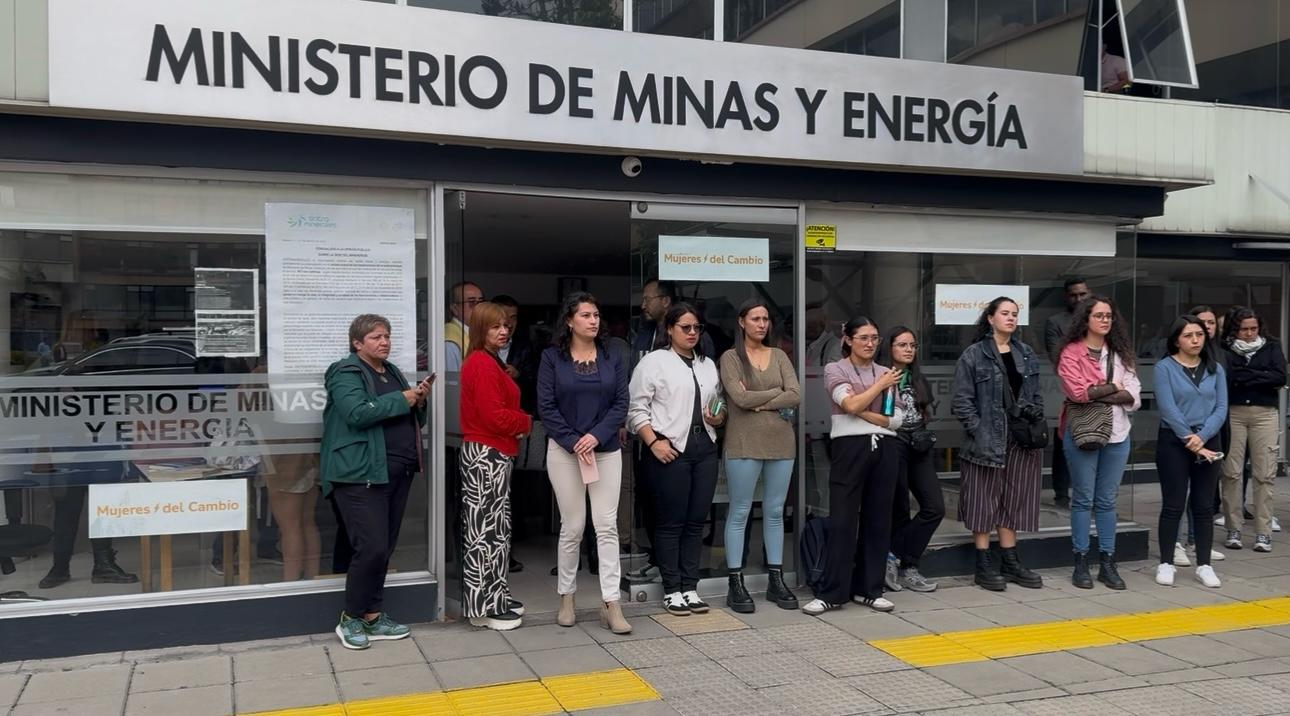 Protesta en el Ministerio de Minas por nombramiento de funcionario investigado por acoso