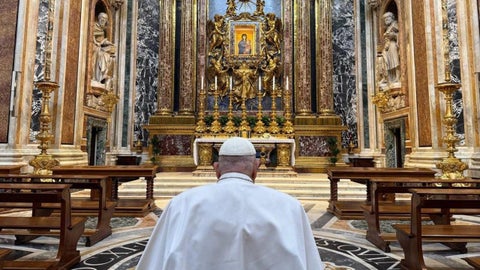 El Papa Francisco rezó ante la Virgen Salus Populi Romani antes del Domingo de Ramos.