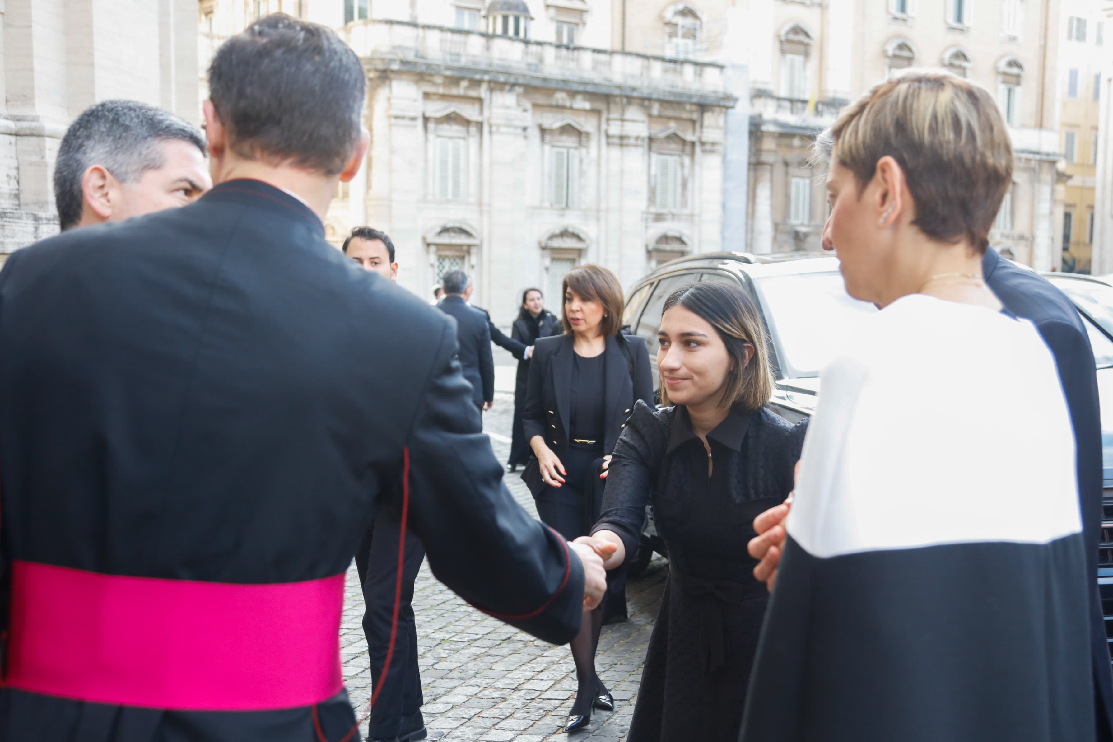 Laura Sarabia y Verónica Alcocer en El Vaticano.