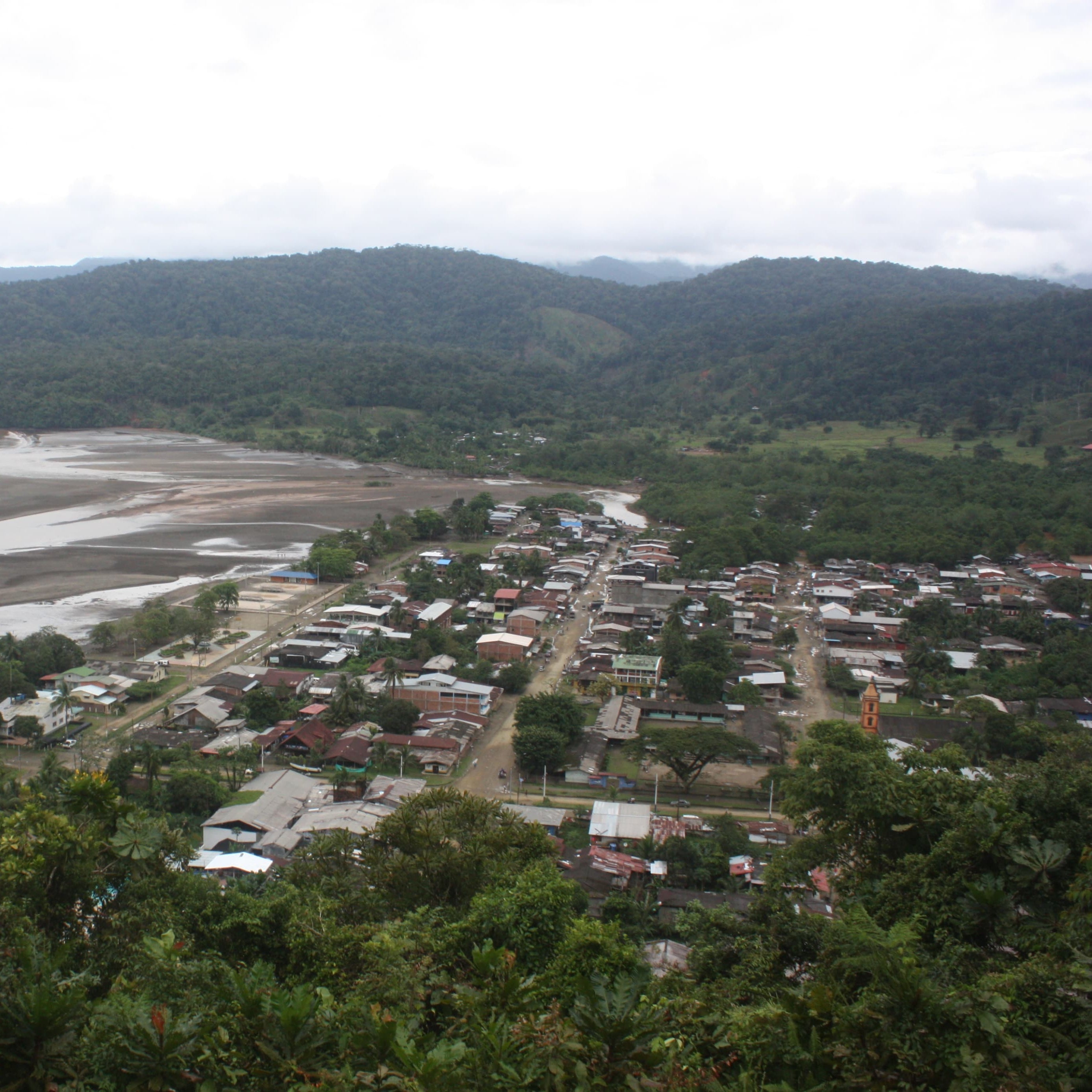 Emiten alertas por olas de tsunami en Pacífico colombiano