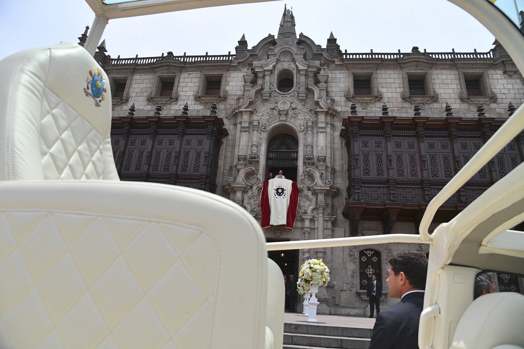 LEÓN XIV cambió el tradicional PAPAMOVIL este es su carro