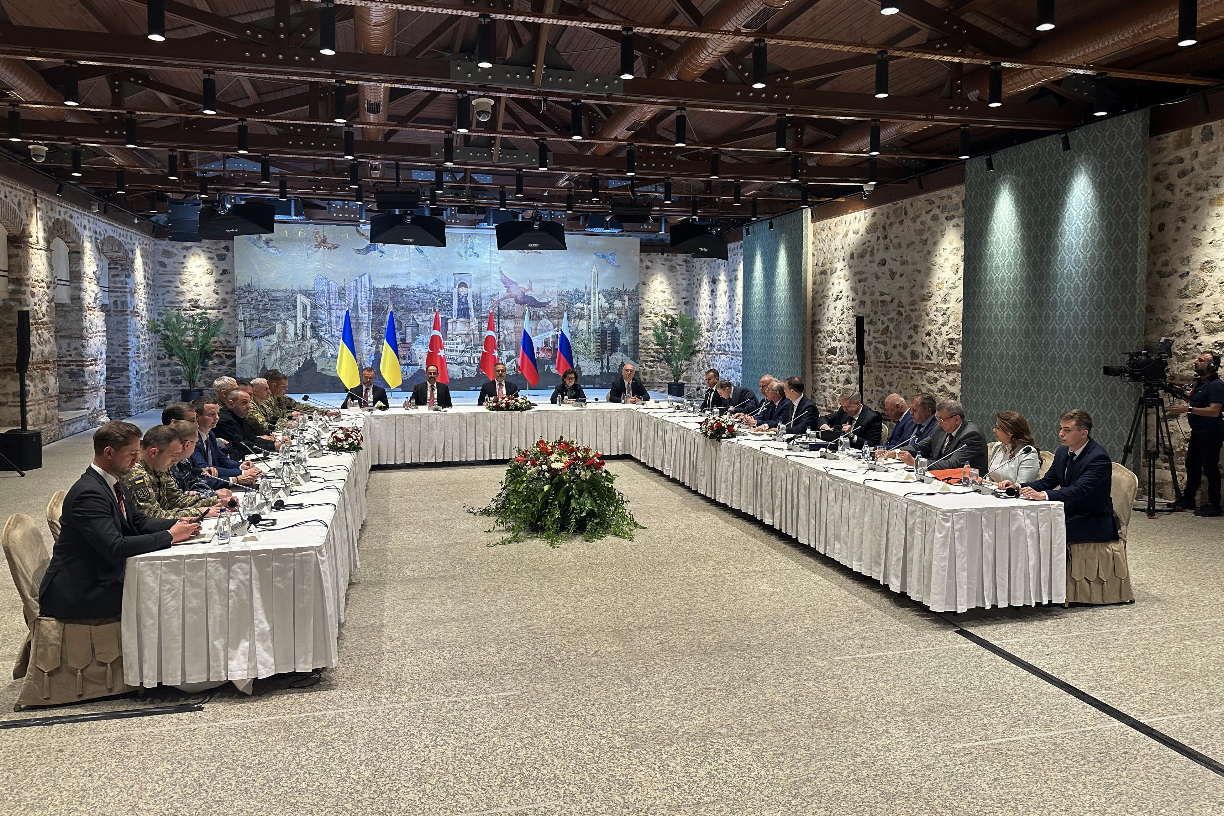 Delegación de Rusia y Ucrania reunidas en Turquía