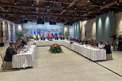 Delegación de Rusia y Ucrania reunidas en Turquía