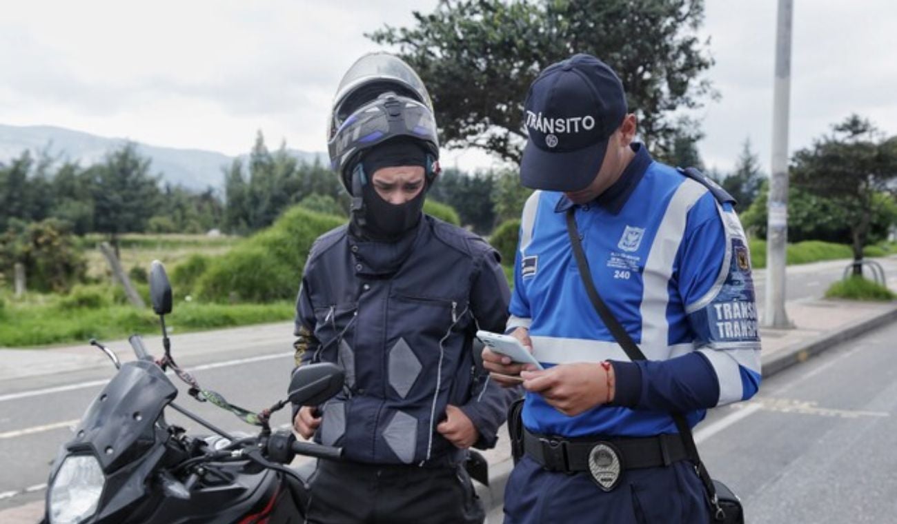Agente de tránsito poniendo una infracción