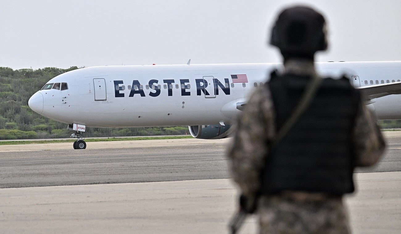 Avión con deportados venezolanos