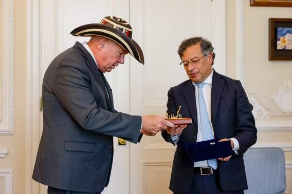 Gustavo Petro, presidente de Colombia y Jhon McNamara, encargado de negocios de la Embajada de Estados Unidos.