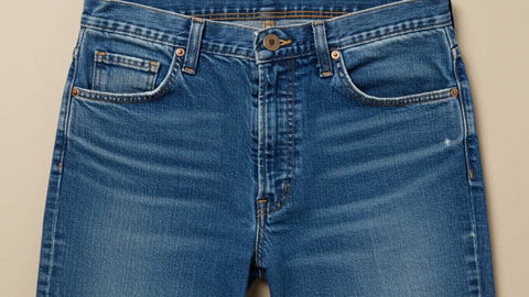 Remaches metálicos en un bluejean