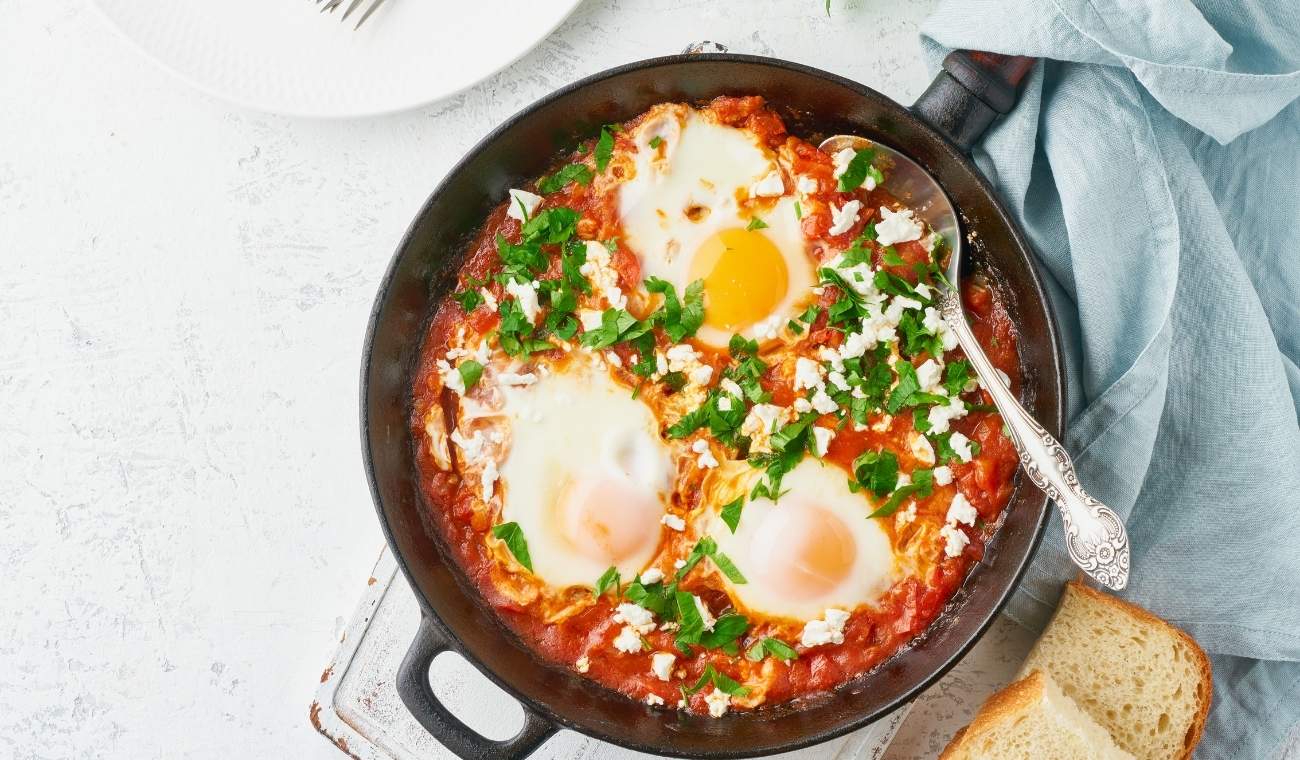 Cómo hacer huevos de sartén con tomate y mozzarella de forma fácil y rápida