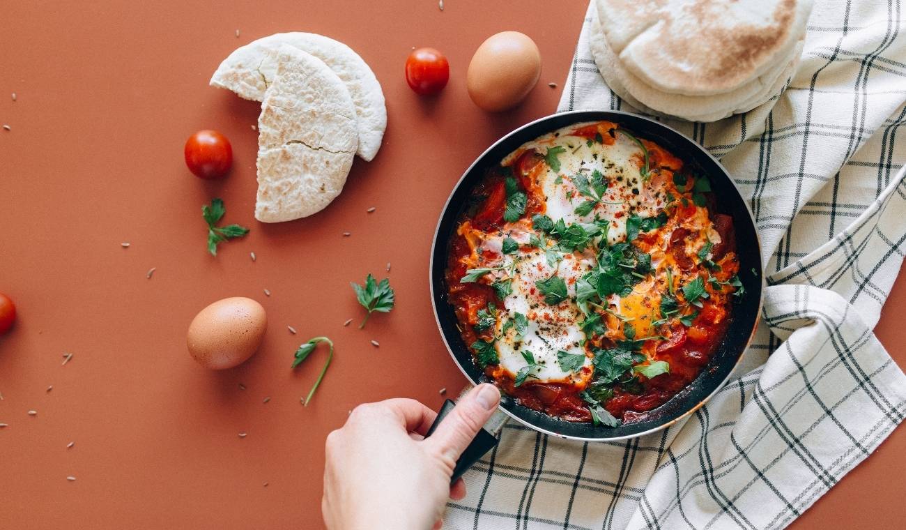 ¿Cómo hacer HUEVOS con TOMATE y MOZZARELLA fácil?