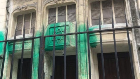 Museo del Holocausto con pintura verde como acto vandálico