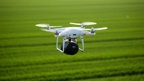 Drone cargado un paquete