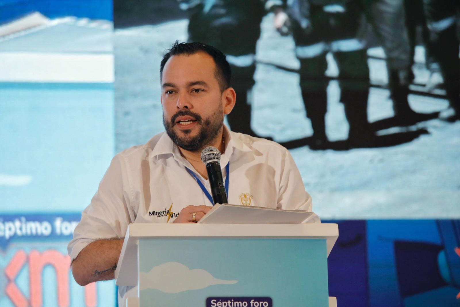 Ministro de Minas y Energía habla sobre la ley de financiamiento y la situación de la empresa de energía Aire en el Atlántico. Solución empresarial y transición energética clave para resolver deudas.