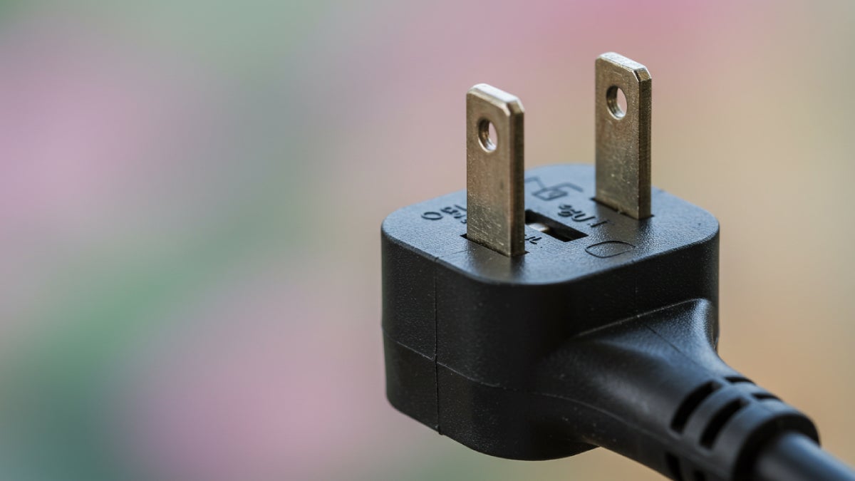 Por qué los ENCHUFES eléctricos tienen HUECOS en sus puntas