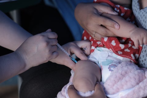 Vacunación de bebé en Bogotá
