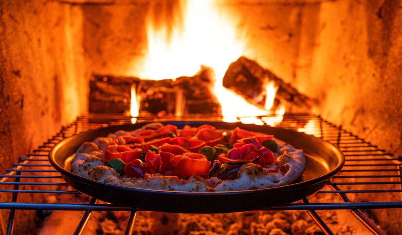 Pizza cocinada en leña