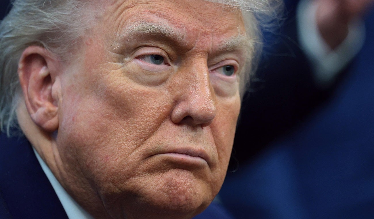 Jueza suspende orden de Trump contra Harvard