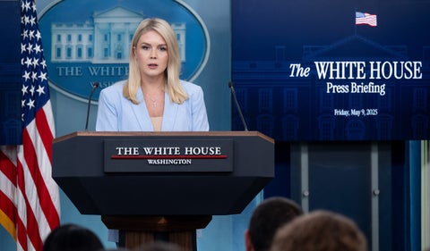 Karoline Leavitt, vocera de la Casa Blanca, contra Harvard