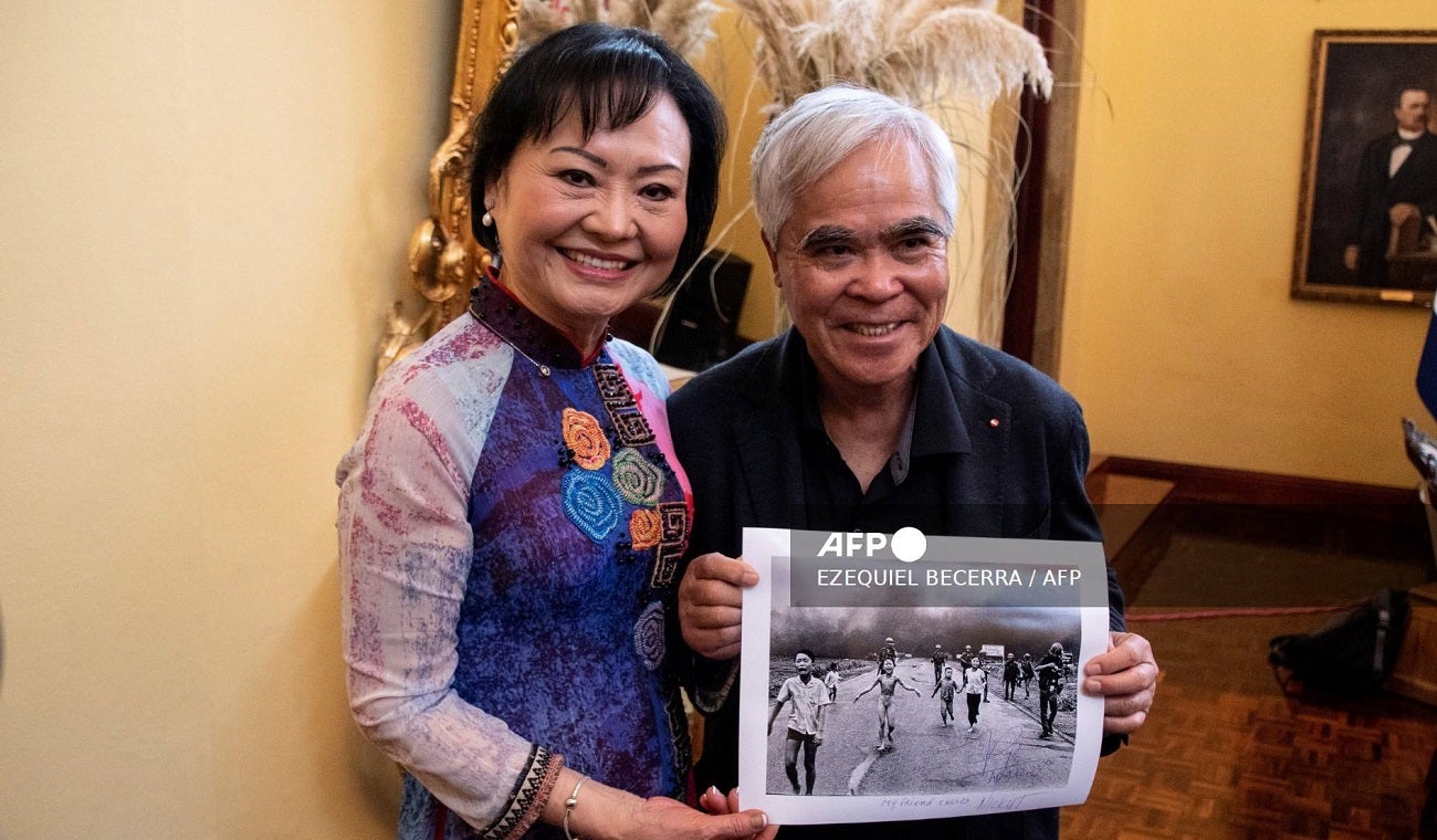 Niña del napalm y supuesto autor de su foto