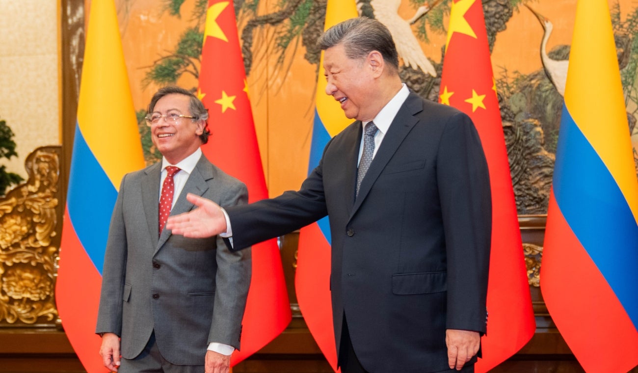 CHINA quiere venderle a Colombia su AVIÓN de guerra J-10CE: