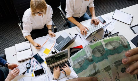 Prima de servicios de mitad de año para 2025