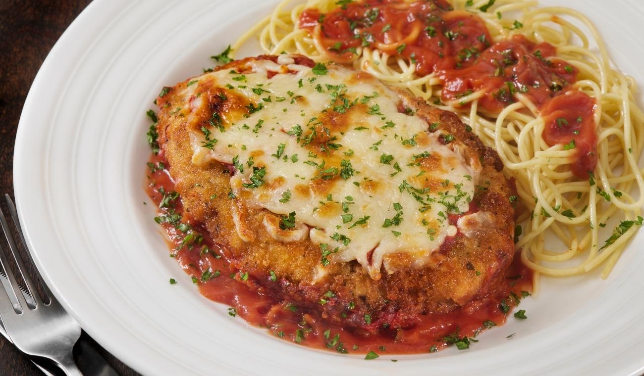 Receta: cómo preparar pollo a la parmesana; un clásico italiano que conquista con su textura y aroma